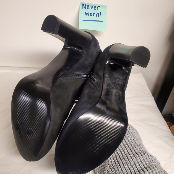 NWT GUESS black Latoian 9.5 felt/suede buckle bootie - Picture 3 of 7